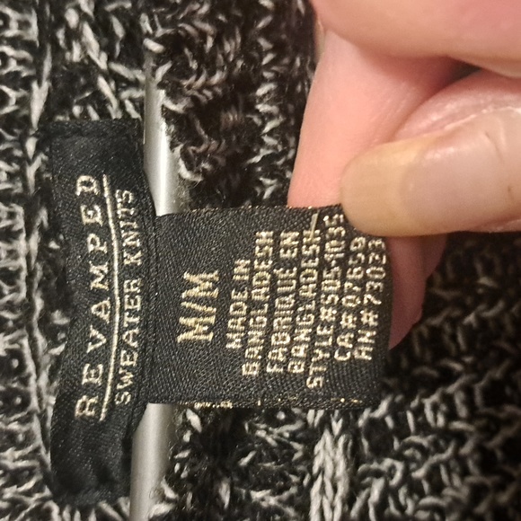 Sweater with zippers - Picture 2 of 3